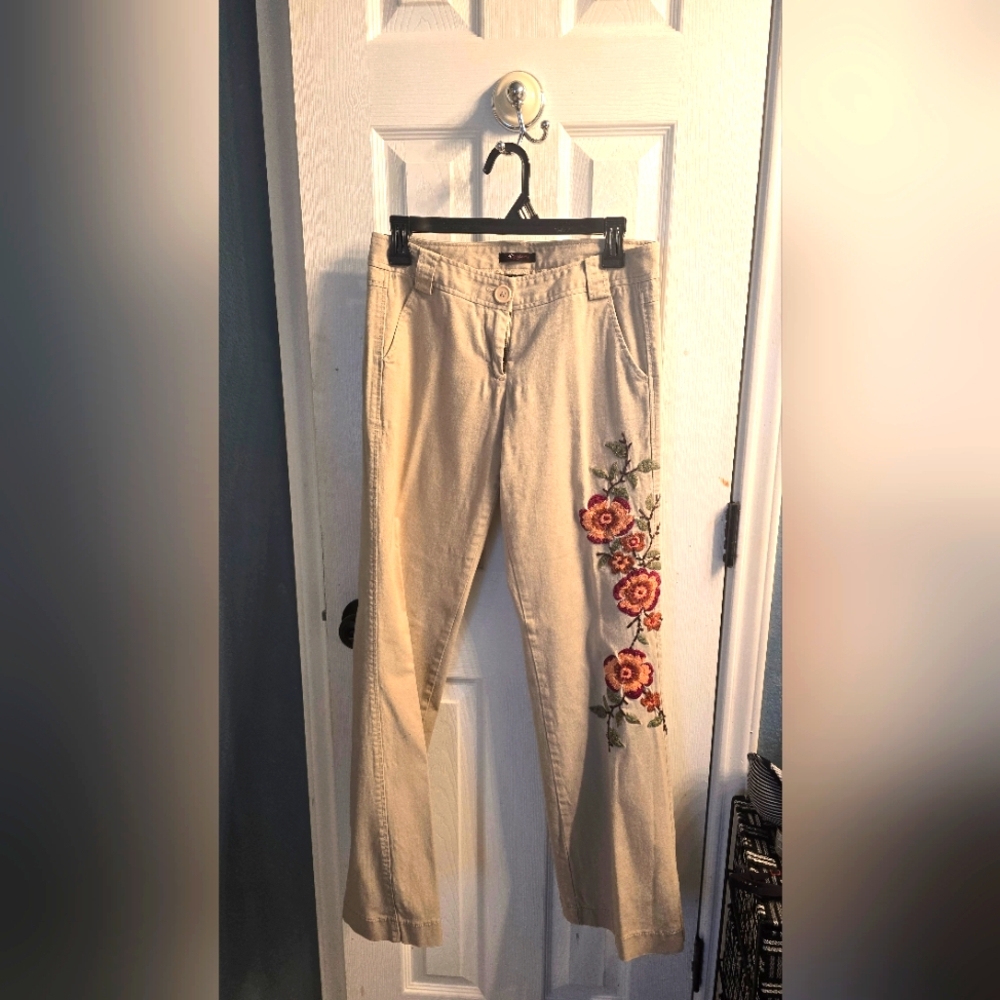 Floral Embroidered Beige Pants